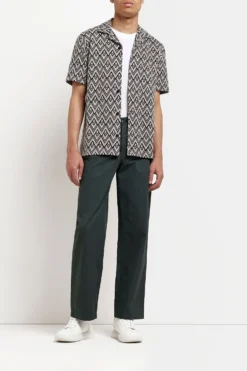 ​​​​​​​River Island T-Shirt Mit Jacquardmuster, Reverskragen Und Knopfleiste, Mittelpink -Nike || Ted Baker Shop C73150s3 scaled