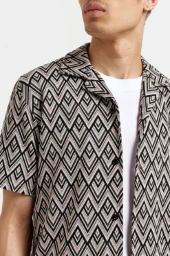 ​​​​​​​River Island T-Shirt Mit Jacquardmuster, Reverskragen Und Knopfleiste, Mittelpink -Nike || Ted Baker Shop C73150s4 scaled