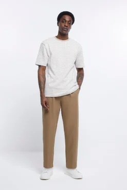 River Island Gestreiftes T-Shirt, Natur -Nike || Ted Baker Shop D32168s3 scaled