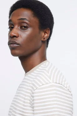 River Island Gestreiftes T-Shirt, Natur -Nike || Ted Baker Shop D32168s4 scaled