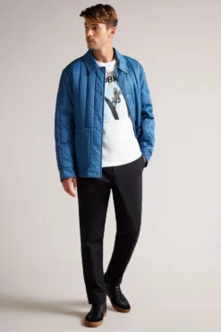 Ted Baker Airie Bedrucktes T-Shirt In Normaler Passform, Weiß -Nike || Ted Baker Shop D40239s3 scaled