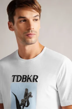 Ted Baker Airie Bedrucktes T-Shirt In Normaler Passform, Weiß -Nike || Ted Baker Shop D40239s4 scaled