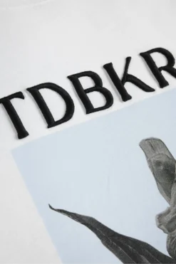 Ted Baker Airie Bedrucktes T-Shirt In Normaler Passform, Weiß -Nike || Ted Baker Shop D40239s5 scaled