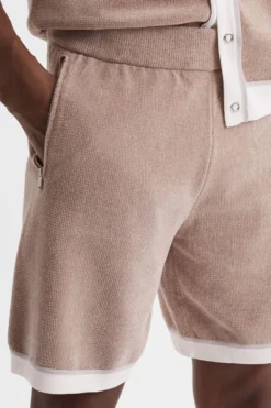 Reiss Fielder Elastische Chenille-Shorts In Relaxed Fit -Nike || Ted Baker Shop D86 378s4 scaled
