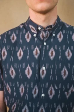 Next Marineblau Mit Ikatmuster - Kurzärmeliges Hemd, Grüner Geo-Druck -Nike || Ted Baker Shop T62 041s4 scaled