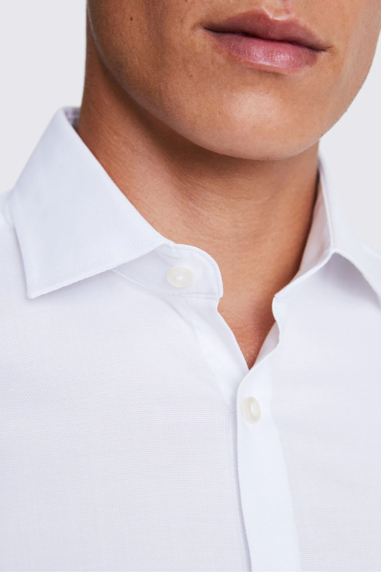 MossLondon Gepunktetes Stretch-Hemd In Slim Fit, Weiss 2 MossLondon Gepunktetes Stretch-Hemd In Slim Fit, Weiss – Bild 2