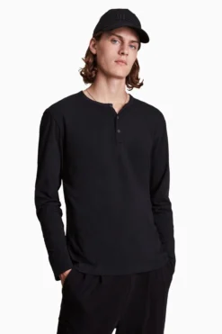 All Saints Figure Langärmeliges Henley-Shirt, Schwarz